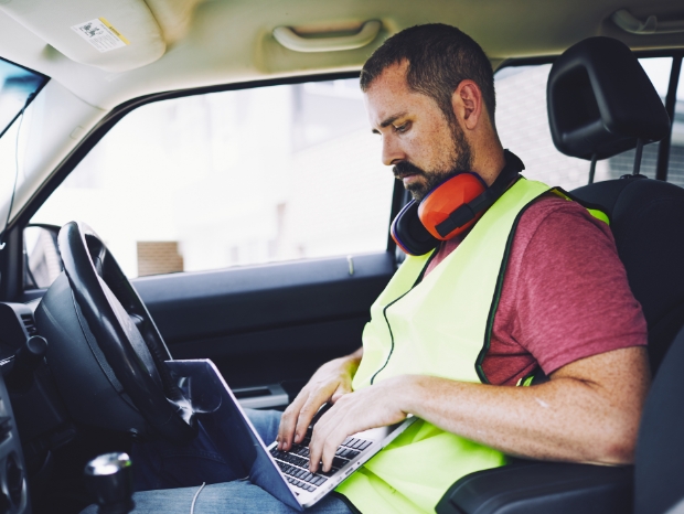 Mechanik diagnozujący auto komputerem